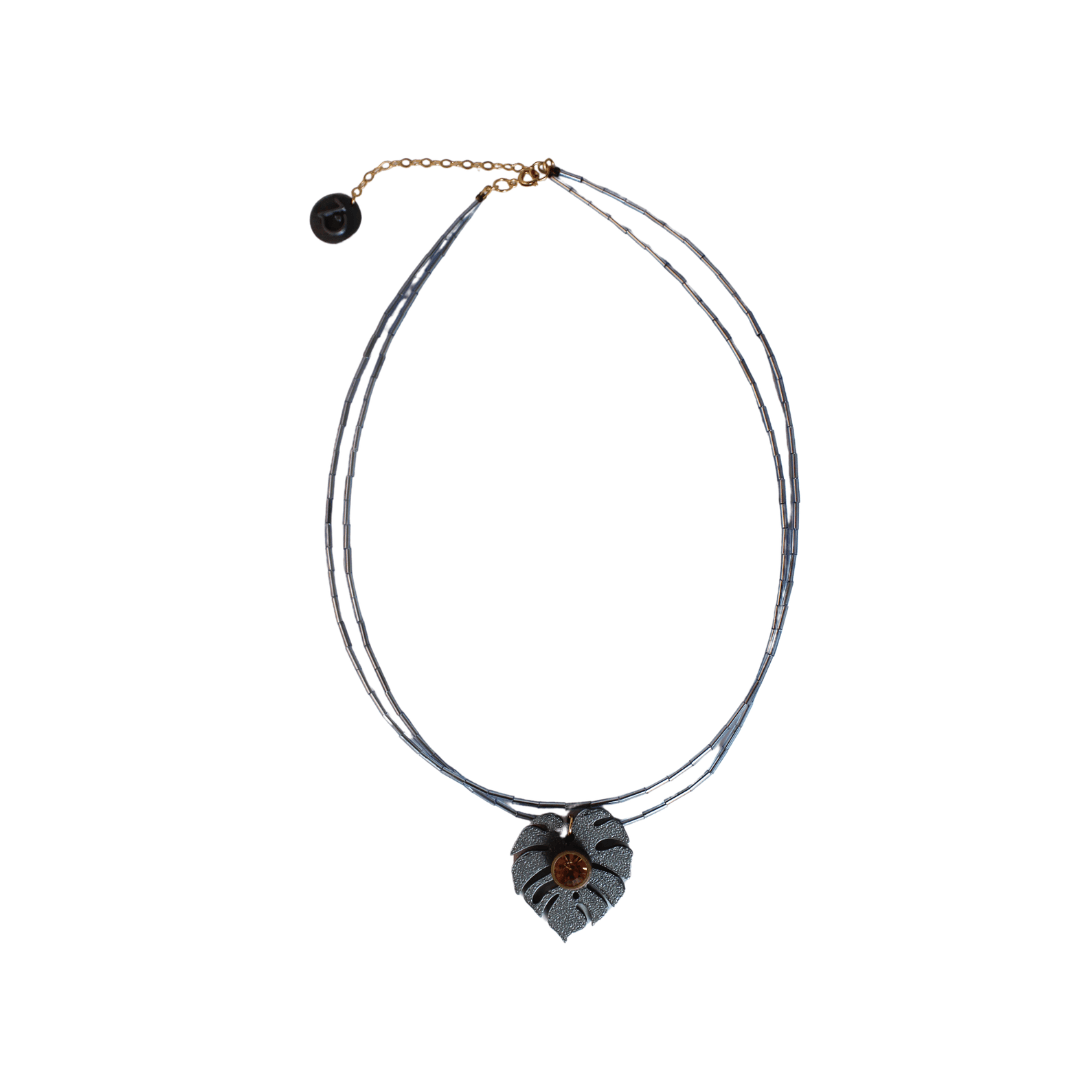 Collar de canutillos con dije Monstera