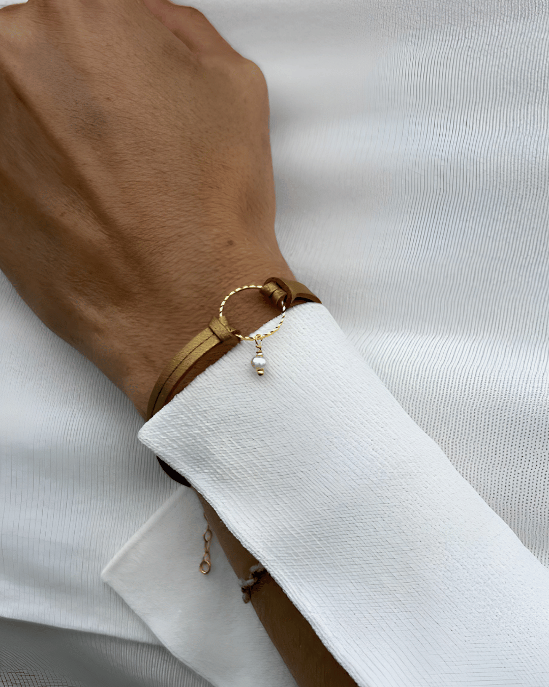 Pulsera Cuero y Baño en Oro 24K