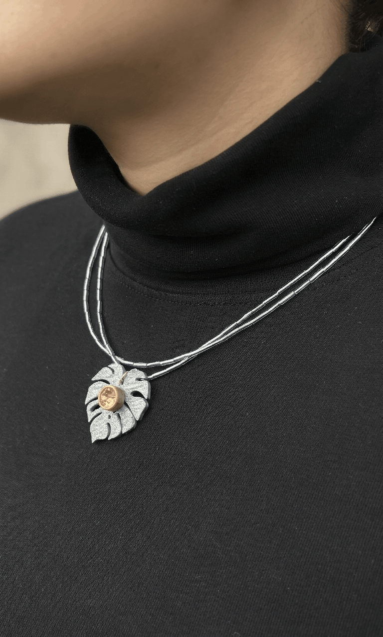 Collar de canutillos con dije Monstera