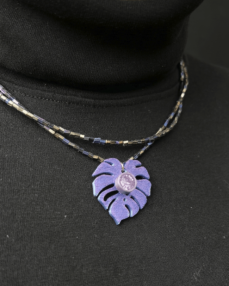 Collar de canutillos con dije Monstera