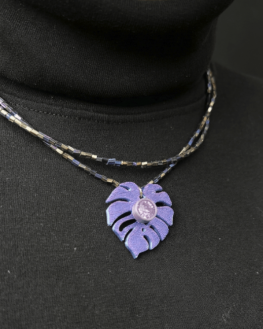 Collar de canutillos con dije Monstera