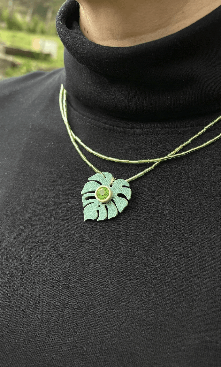 Collar de canutillos con dije Monstera